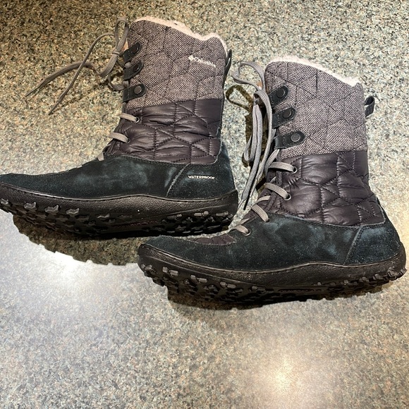 Columbia Shoes - Columbia waterproof size 9.5 lace up Omni grid rubber sole boots black and grey